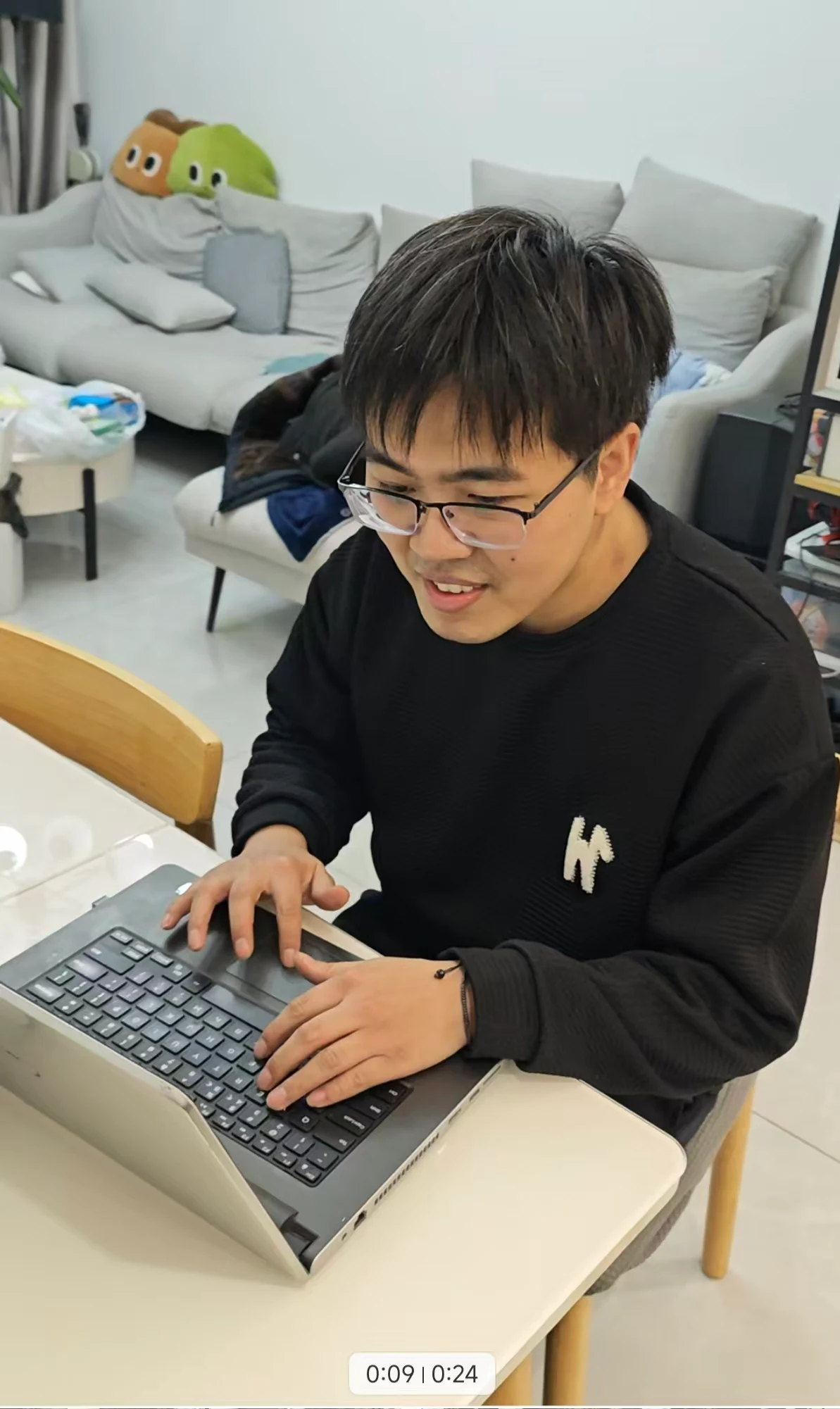 叶师傅在笔记本电脑前工作的个人照片